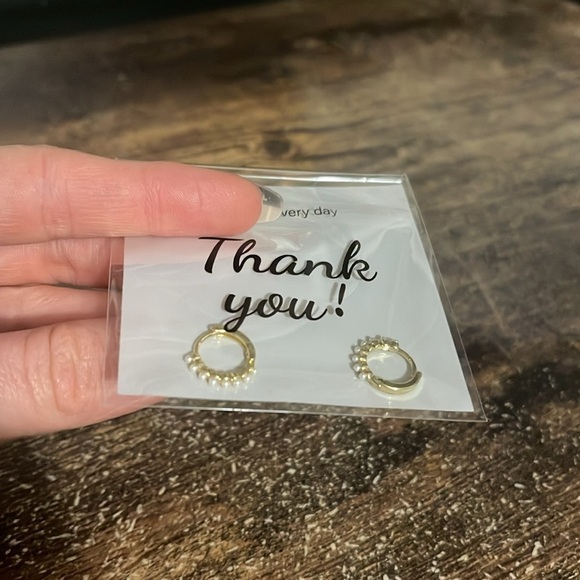 Small gold hoops with pearl details new in packaging - Picture 2 of 2